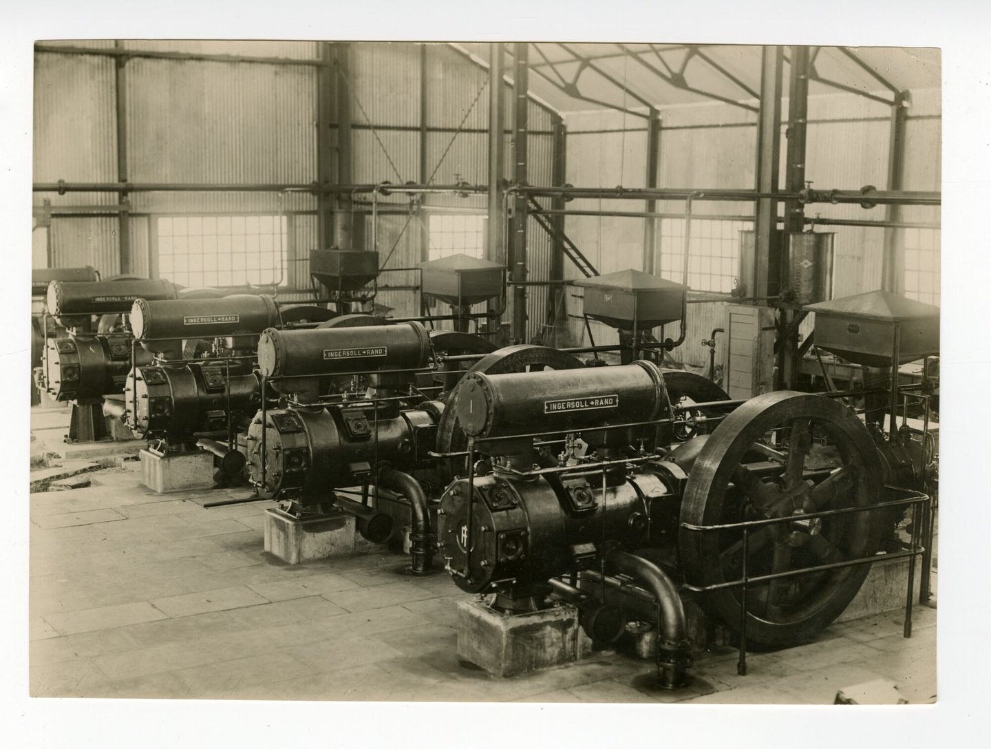 Machinezaal met Industriële dieselmotoren bij de Mettur Dam (India)