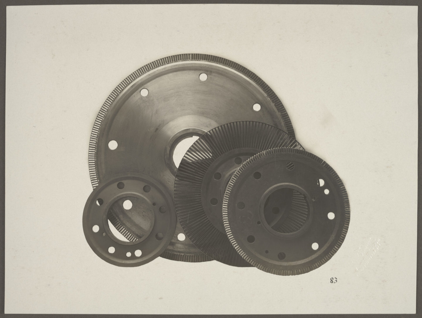 Publicatiebeeld met rotorschoepen van een stoomturbine geproduceerd door Van den Kerchove