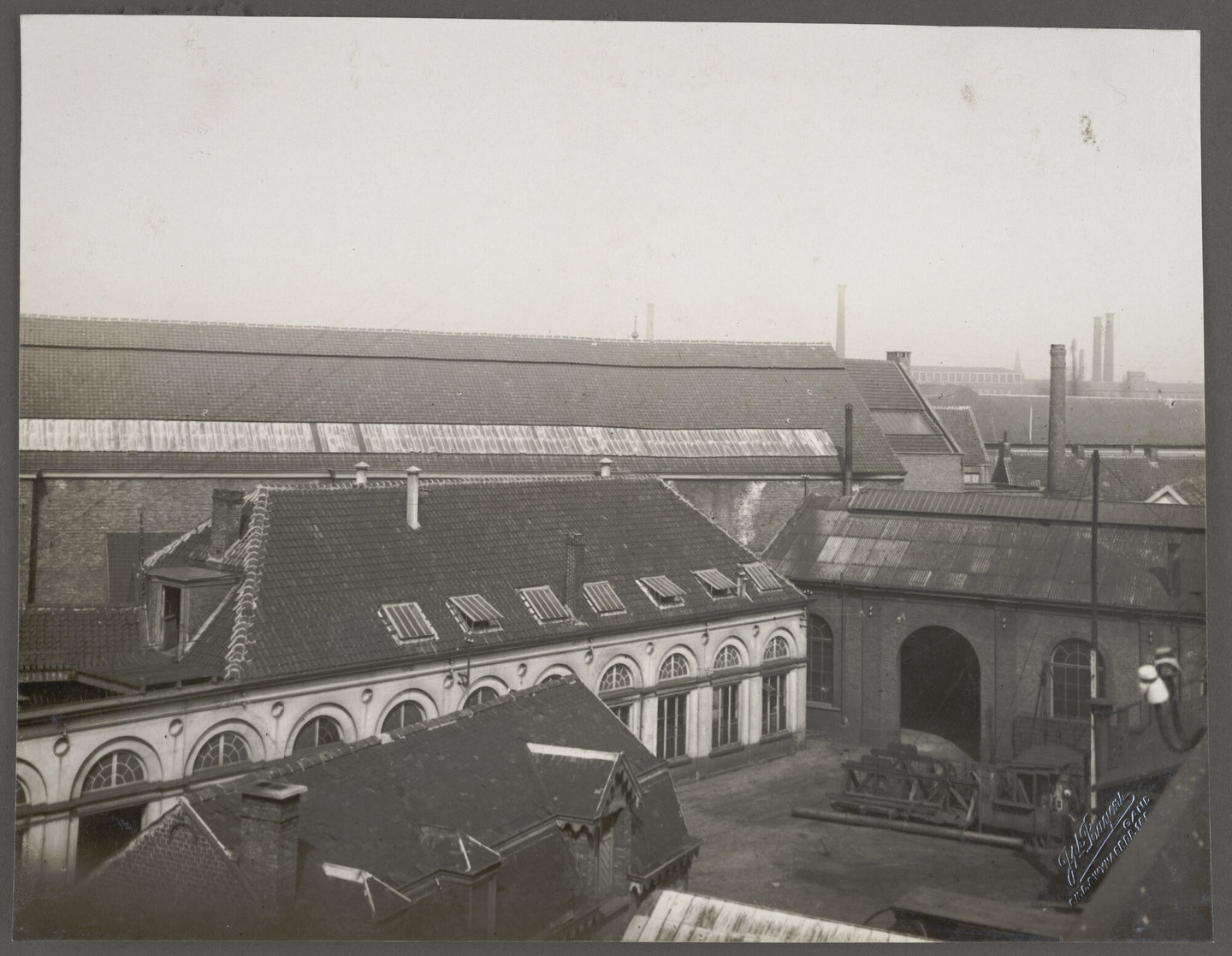 Binnenplaats en fabrieksgebouwen van machinebouwer Van den Kerchove in Gent