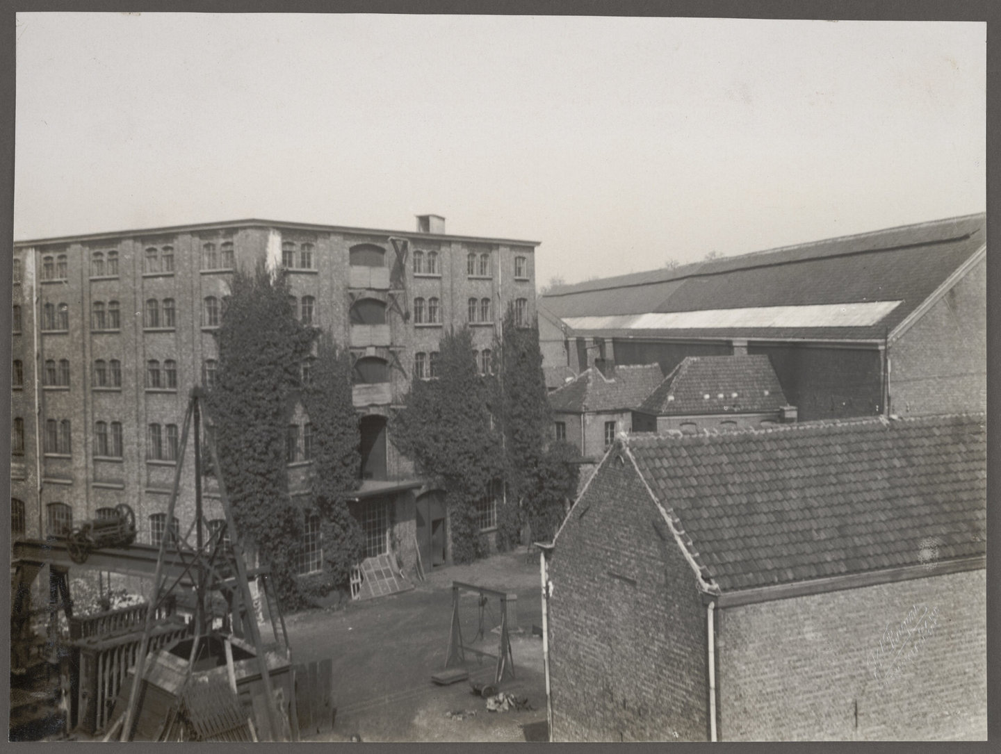 Binnenplaats en fabrieksgebouwen van machinebouwer Van den Kerchove in Gent