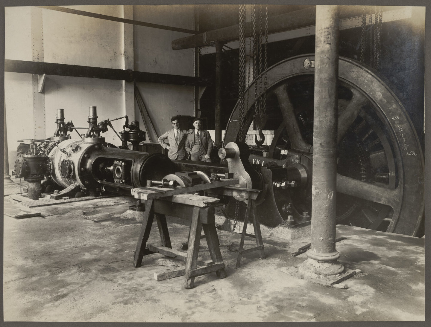 Machinezaal van elektriciteitscentrale met stoommachine van Sucreries d'Egypte in Abu Qurqas (Egypte)