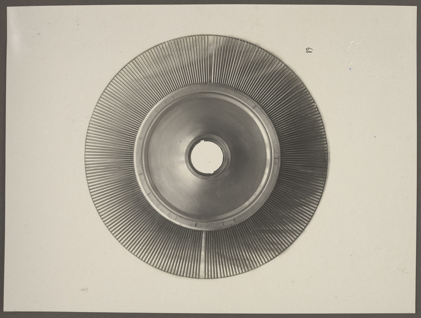 Publicatiebeeld met rotorschoep van een stoomturbine geproduceerd door Van den Kerchove