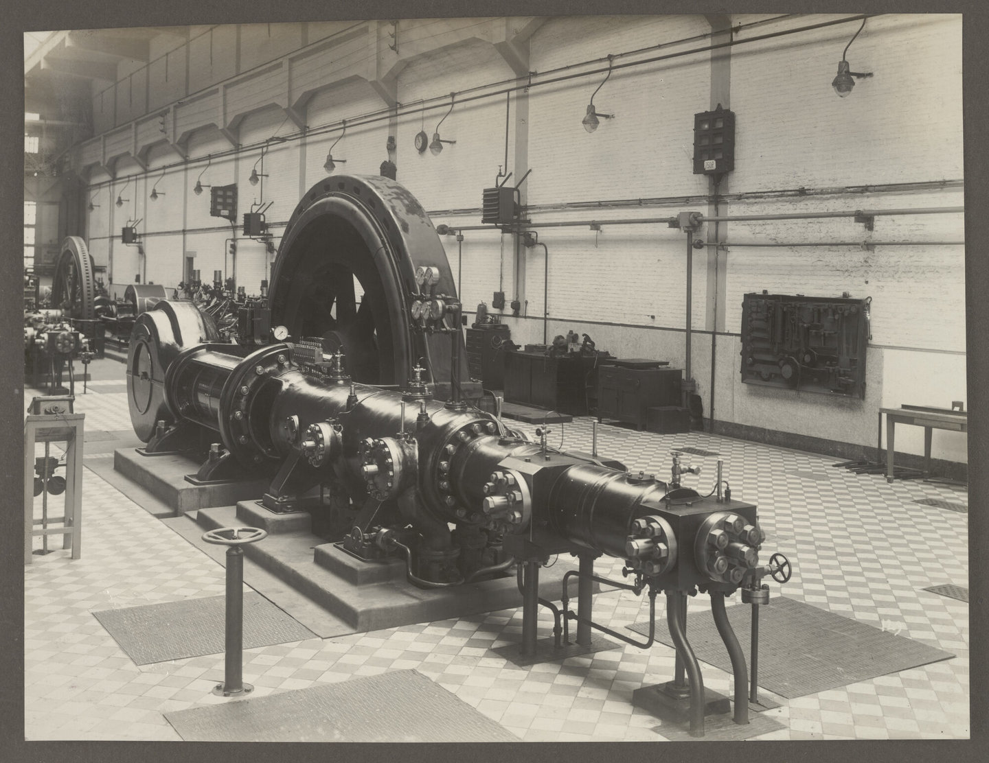 Machinezaal met compressoren van ammoniakfabriek Ammoniaque Synthétique & Dérivés in Willebroek