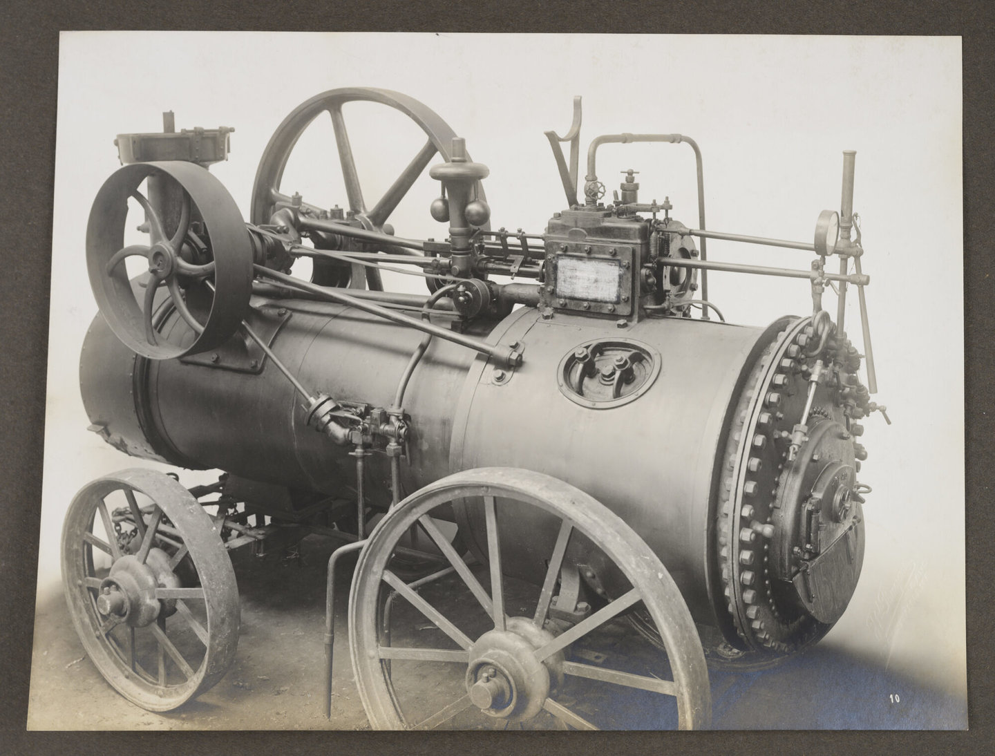 Publicatiebeeld met een een tractiemachine geproduceerd door machinebouwer Van den Kerchove in Gent