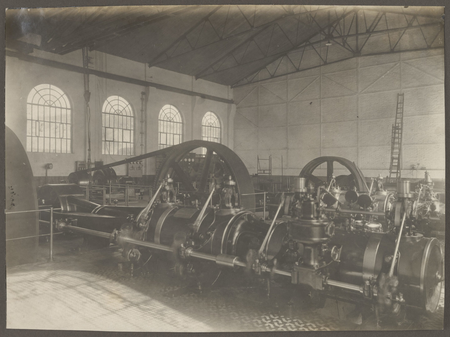 Machinezaal van elektriciteitscentrale met stoommachines geproduceerd door Van den Kerchove in Gent