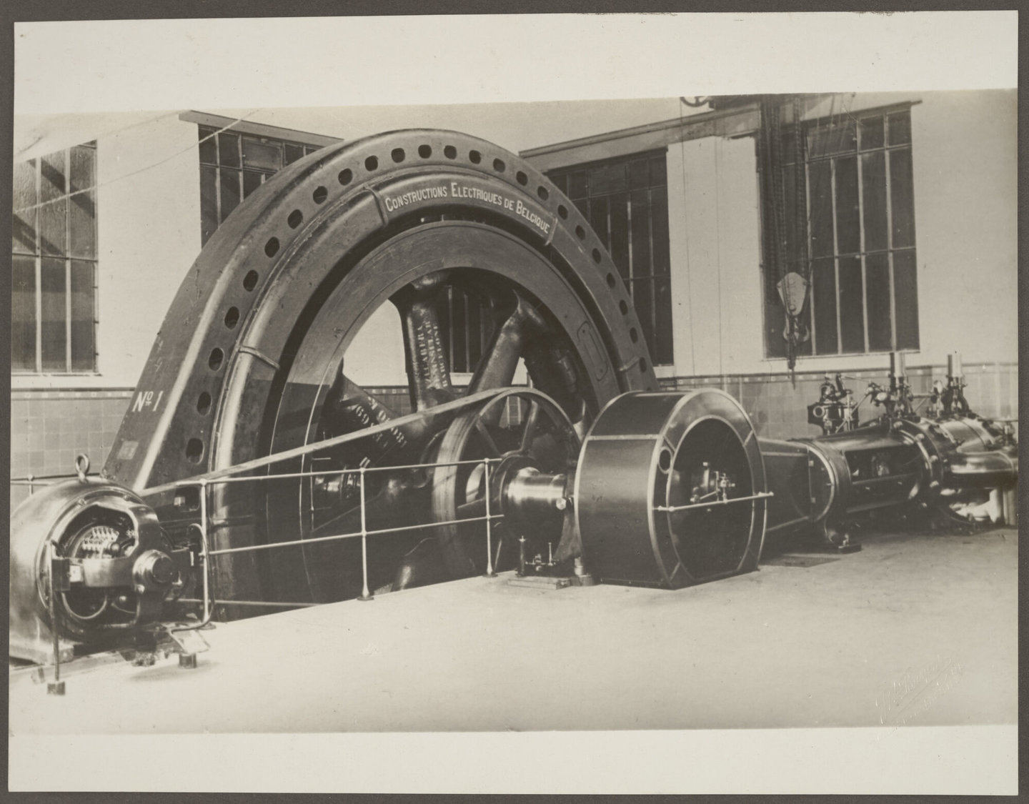 Machinezaal van elektriciteitscentrale met stoommachine geproduceerd door Van den Kerchove in Gent