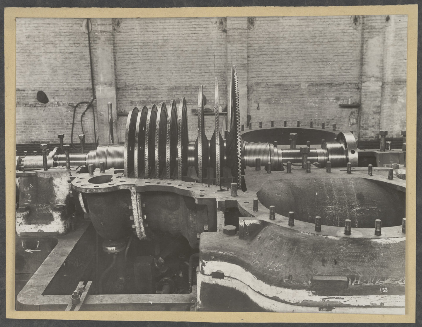 Assemblage van stoomturbine in een montagehal van machinebouwer Van den Kerchove in Gent