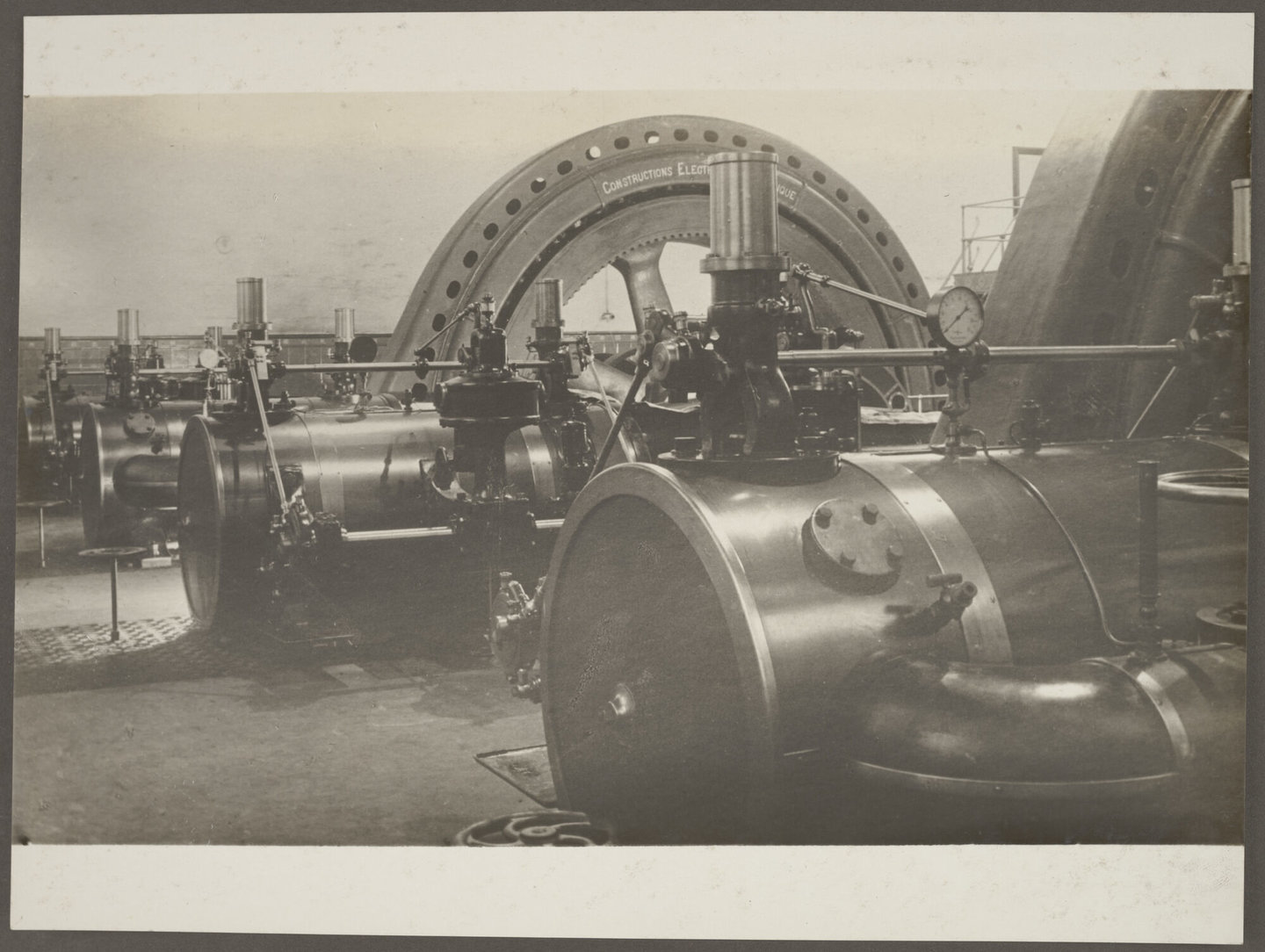 Machinezaal van elektriciteitscentrale met stoommachine geproduceerd door Van den Kerchove in Gent