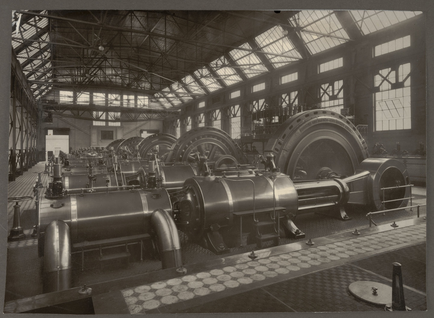 Machinezaal met stoommachines van elektriciteitscentrale Les Tramways Bruxellois in Anderlecht