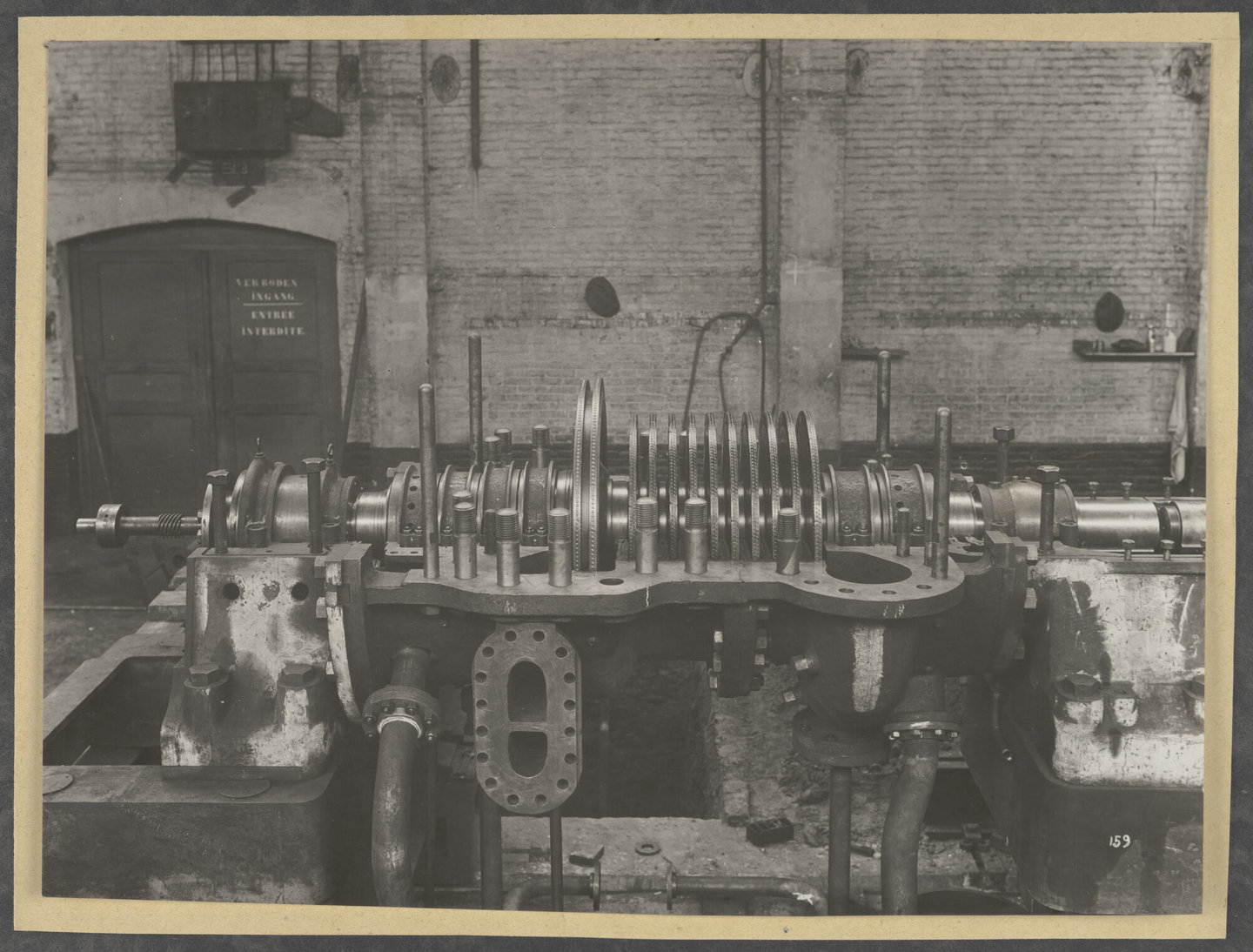 Assemblage van stoomturbine in een montagehal van machinebouwer Van den Kerchove in Gent