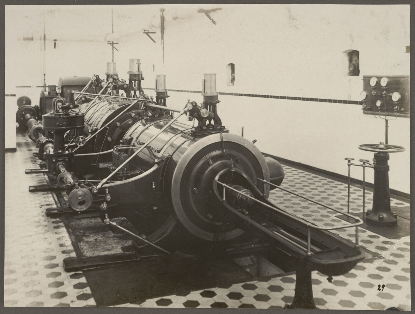 Machinezaal met stoommachine van voedingsmiddelen- en chemiebedrijf Noury & Van der Lande