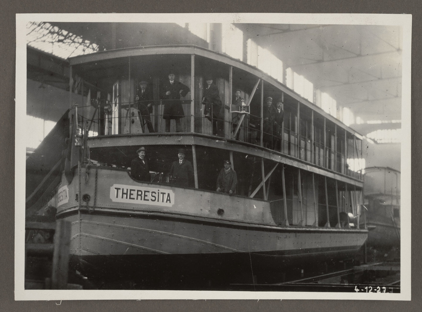 Rivierboot Theresita vermoedelijk in een loods van een scheepswerf