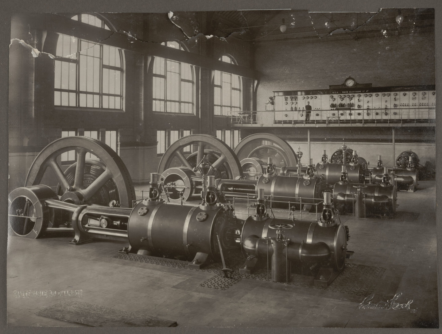 Machinezaal met stroommachines van elektriciteitscentrale Bomastraat in Gent