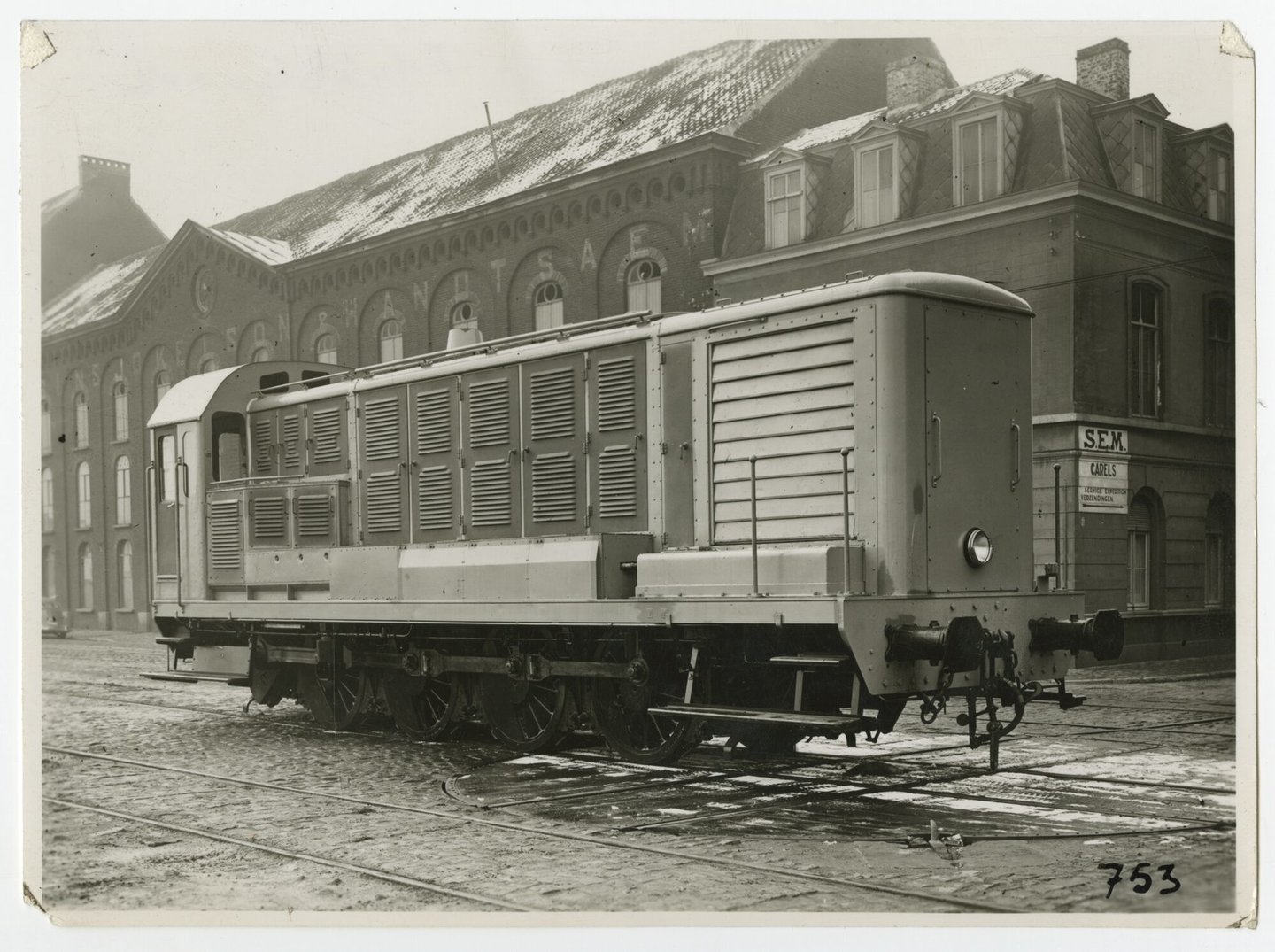 Afgewerkte dieselhydraulische locomotief van Baume & Marpent aan de fabrieksgebouwen van SEM-Carels in Gent