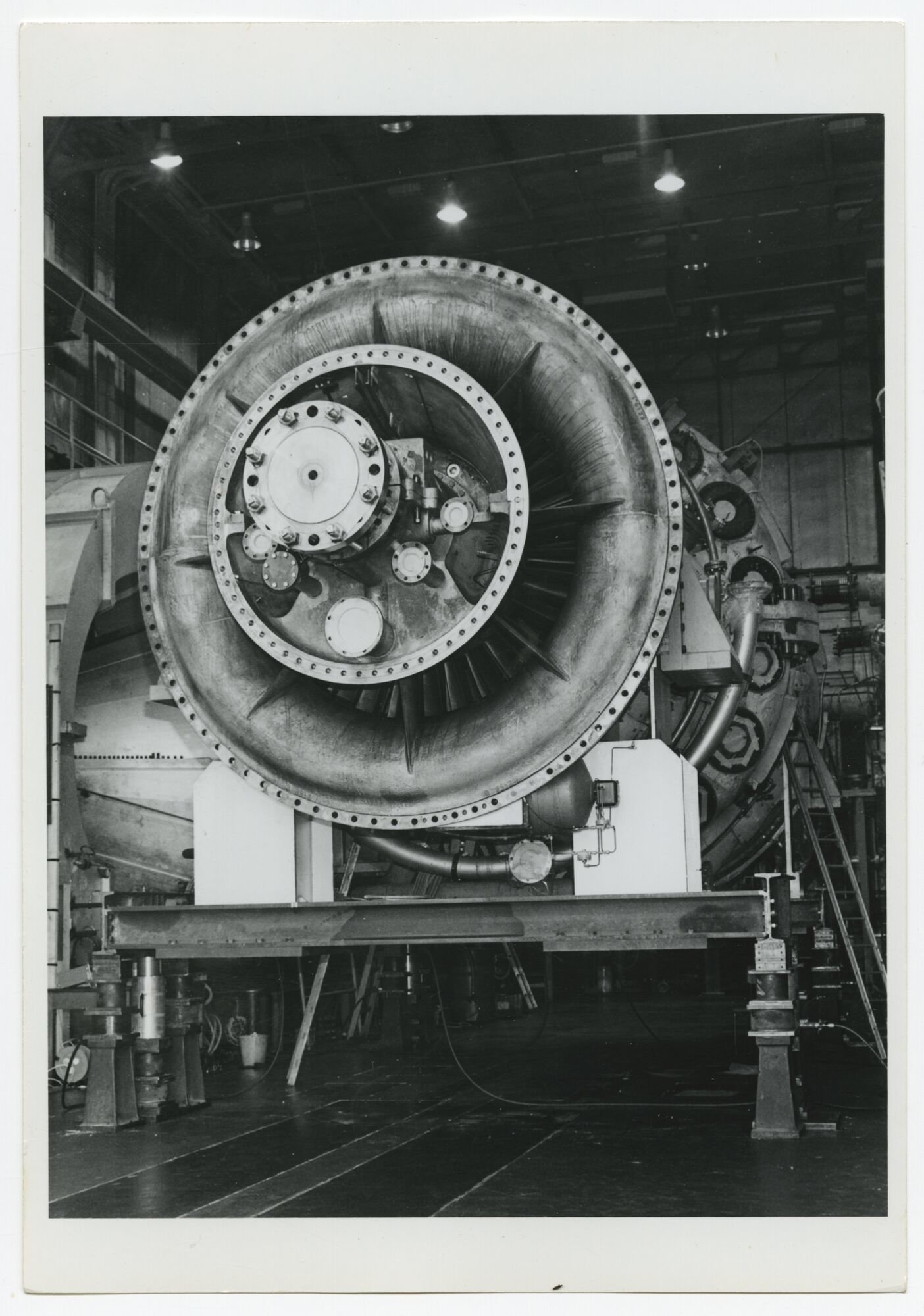 Assemblage van gasturbine in een montagehal van machinebouwer ACEC-Westinghouse in Gent