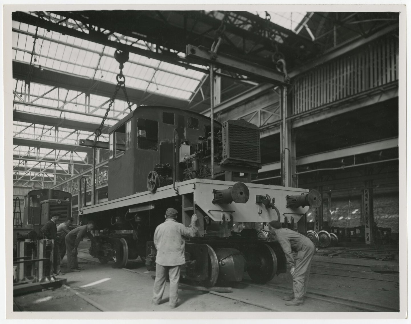 Assemblage van een locomotief in een montagehal van SEM-Carels in Gent