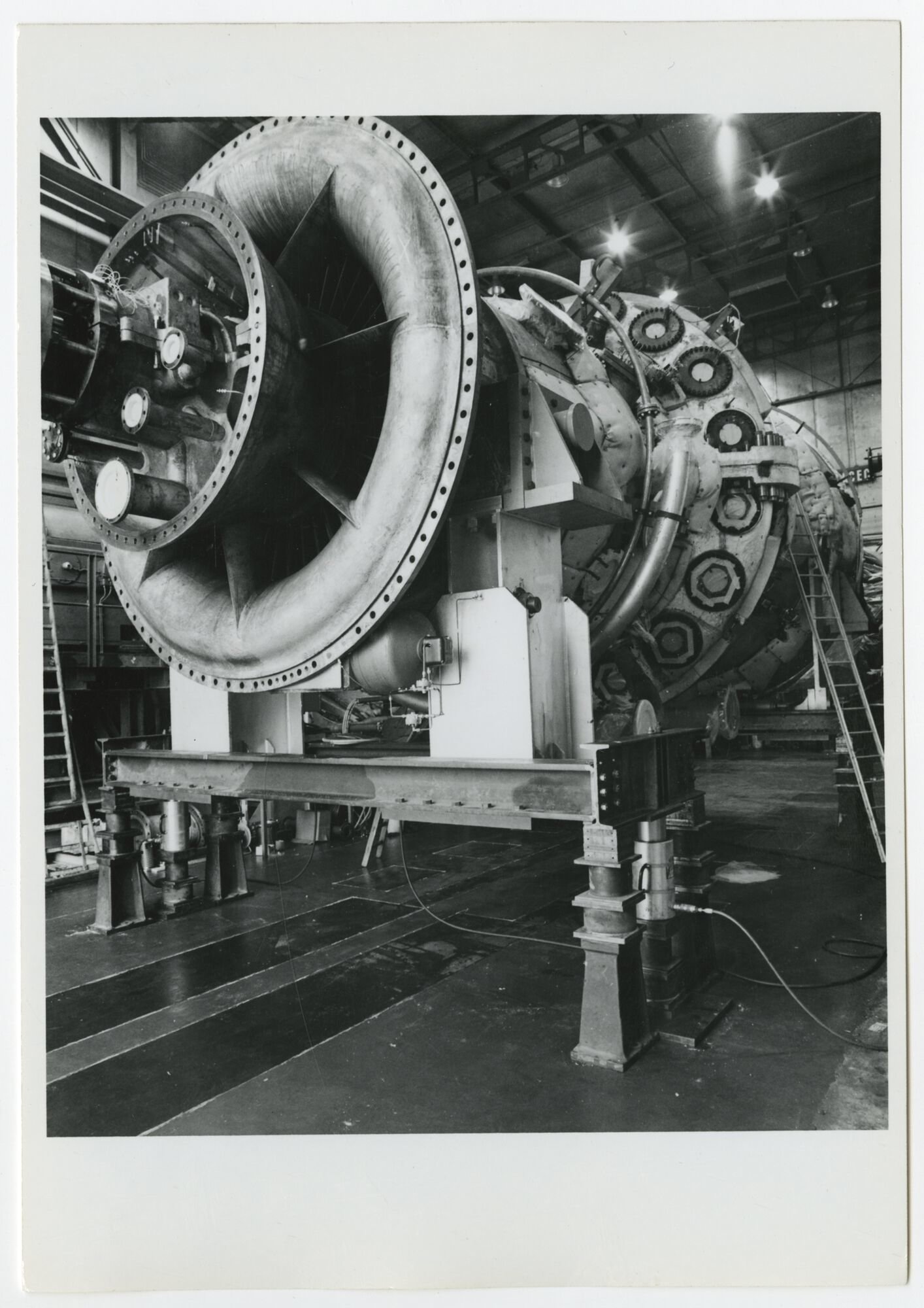 Assemblage van gasturbine in een montagehal van machinebouwer ACEC-Westinghouse in Gent