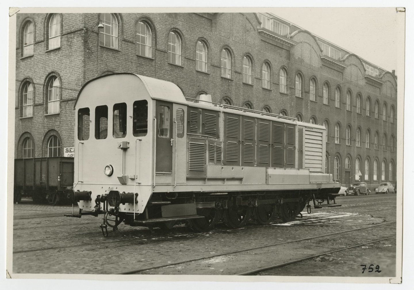 Afgewerkte dieselhydraulische locomotief van Baume & Marpent aan de fabrieksgebouwen van SEM-Carels in Gent