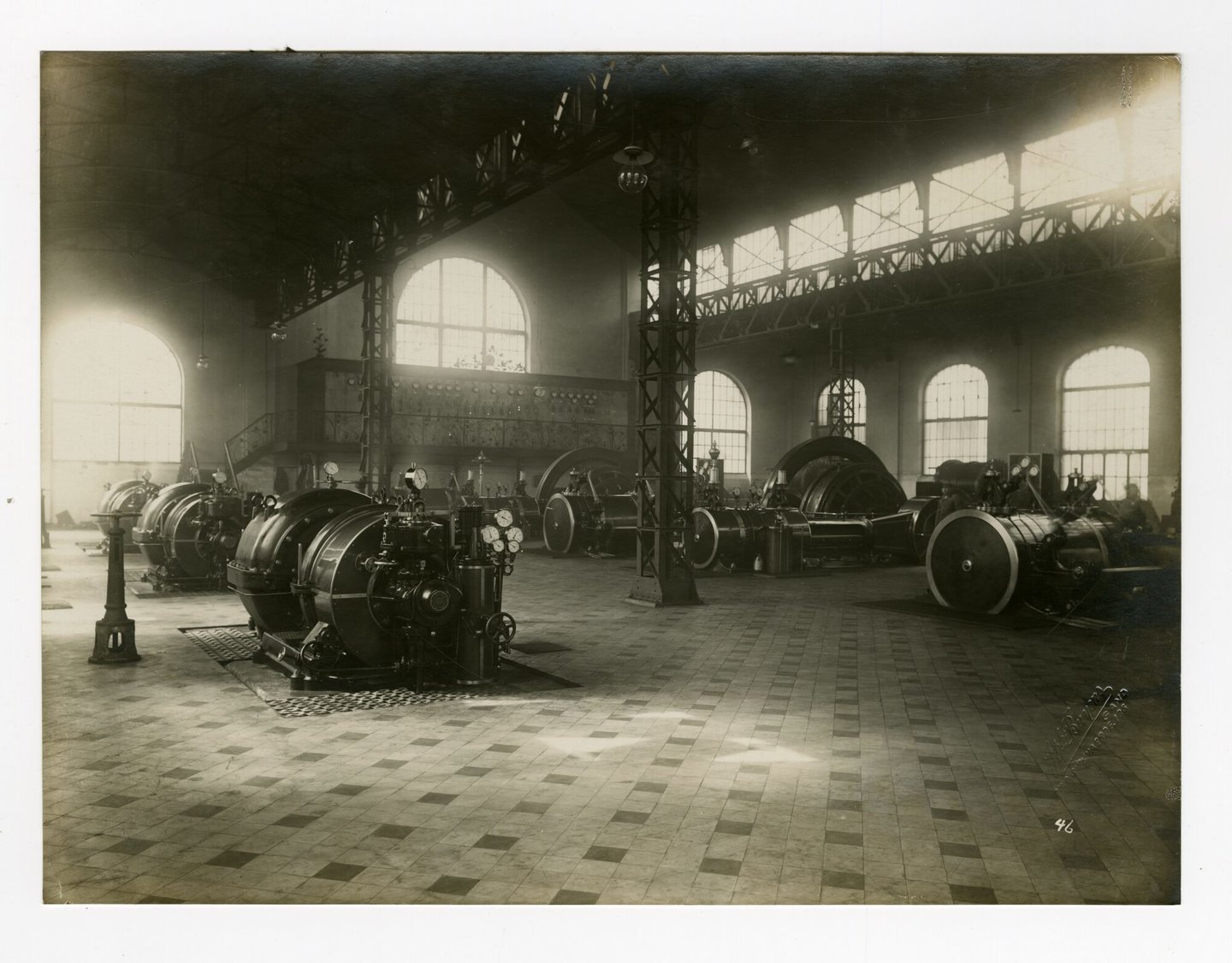 Machinezaal met stoommachines van cokesfabriek Association Coopérative Zélandaise de Carbonisation in Sluiskil (Nederland)