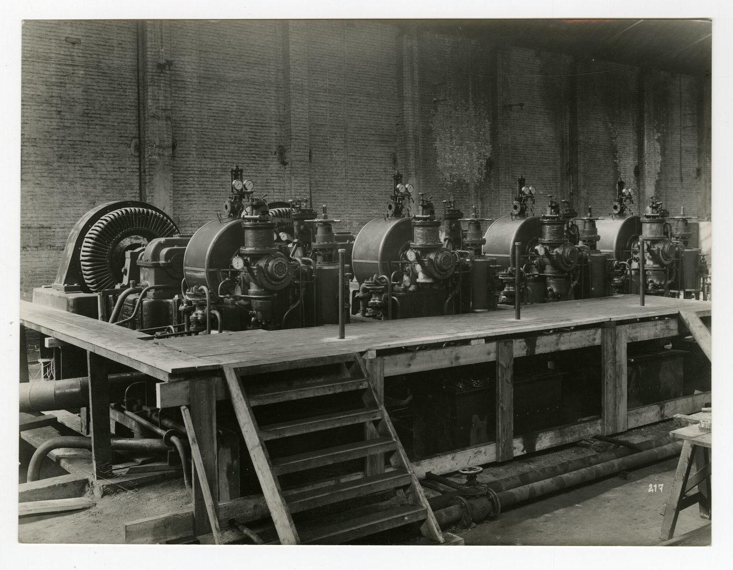 Assemblage van turbogeneratoren in een montagehal van machinebouwer Van den Kerchove in Gent