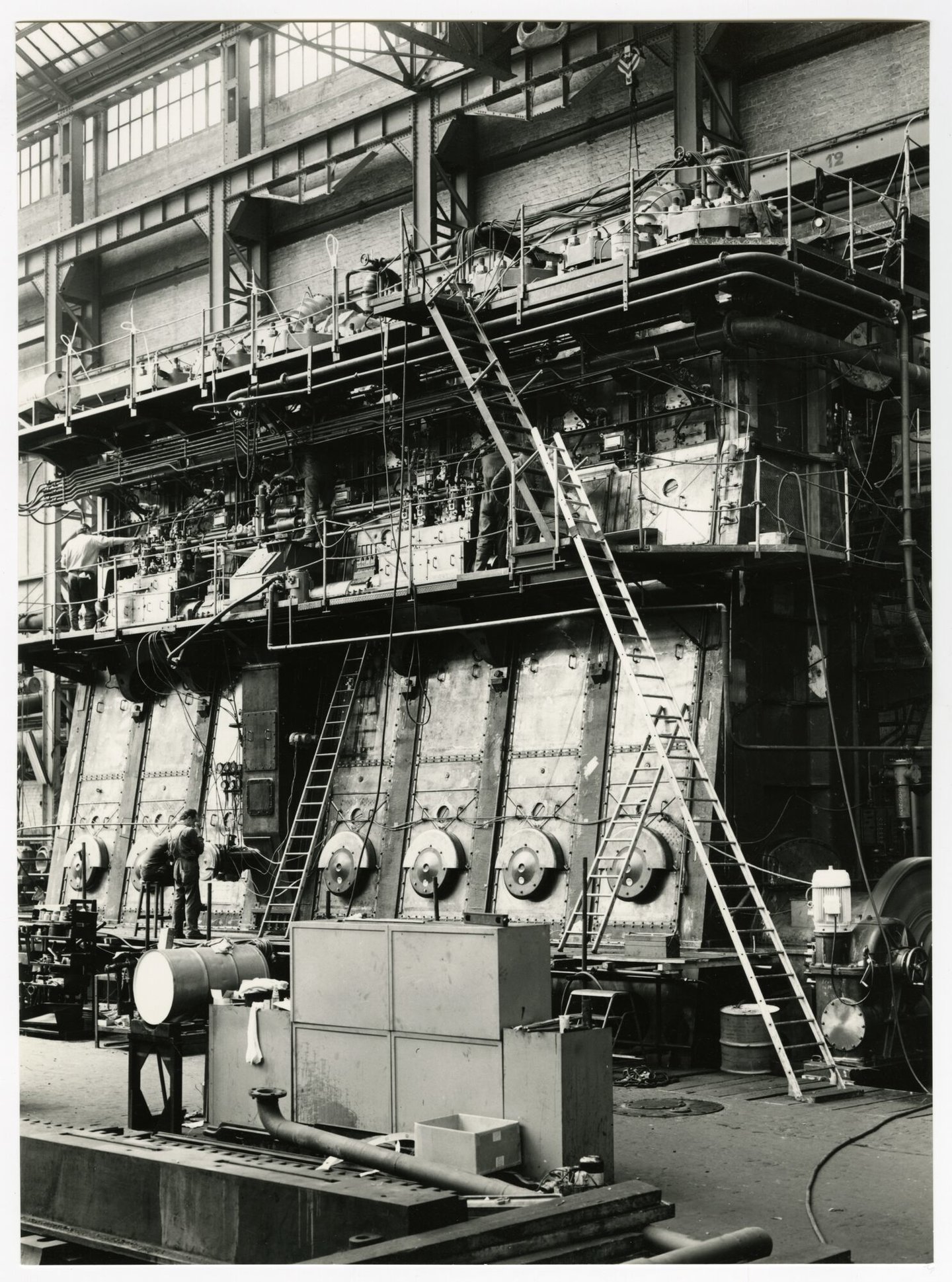 Assemblage van scheepsdiesel in een montagehal van machinebouwer ACEC-MAN in Gent