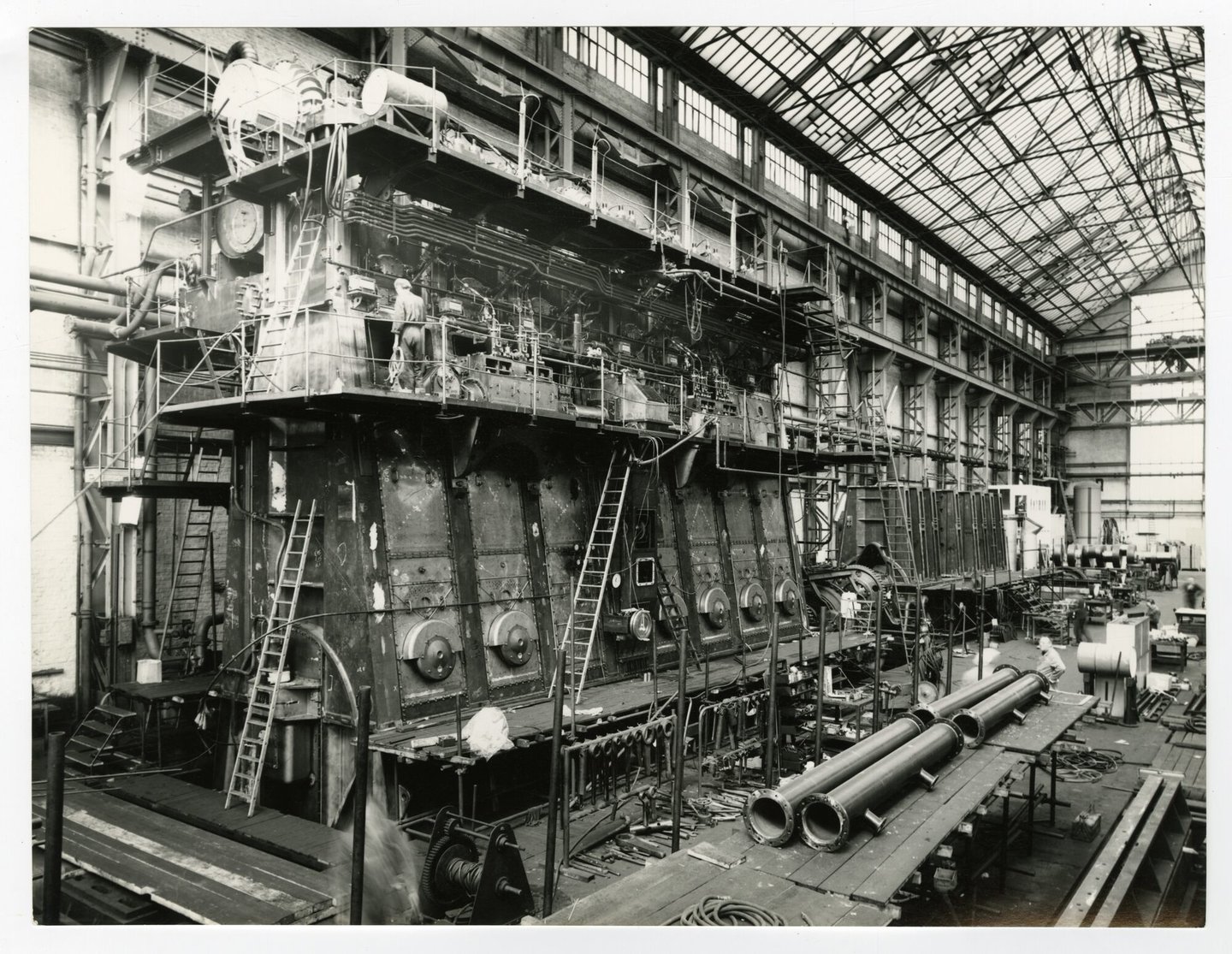 Assemblage van scheepsdiesels in een montagehal van machinebouwer ACEC-MAN in Gent