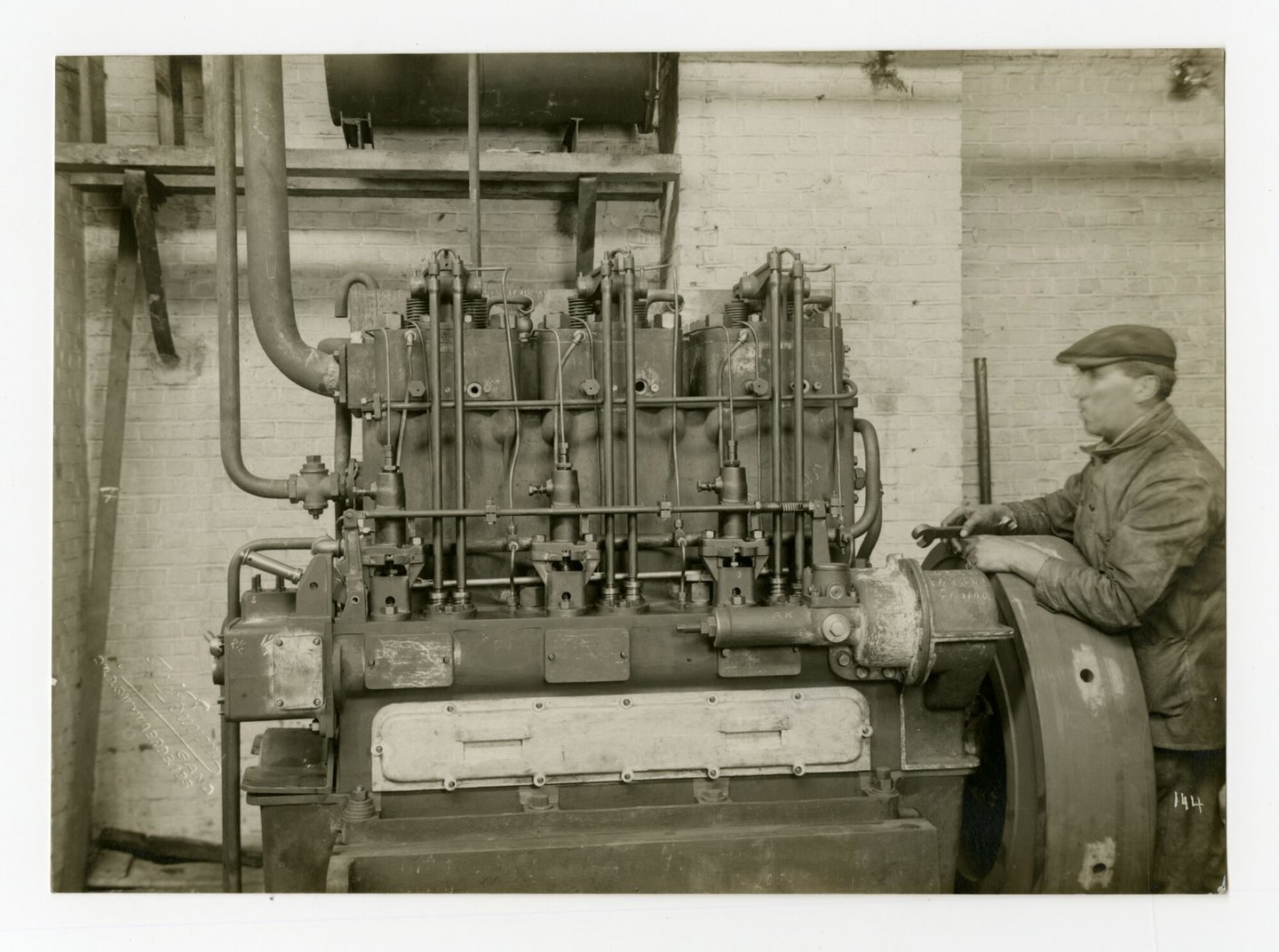 Assemblage van een industriële dieselmotor in een montagehal van machinebouwer Van den Kerchove in Gent