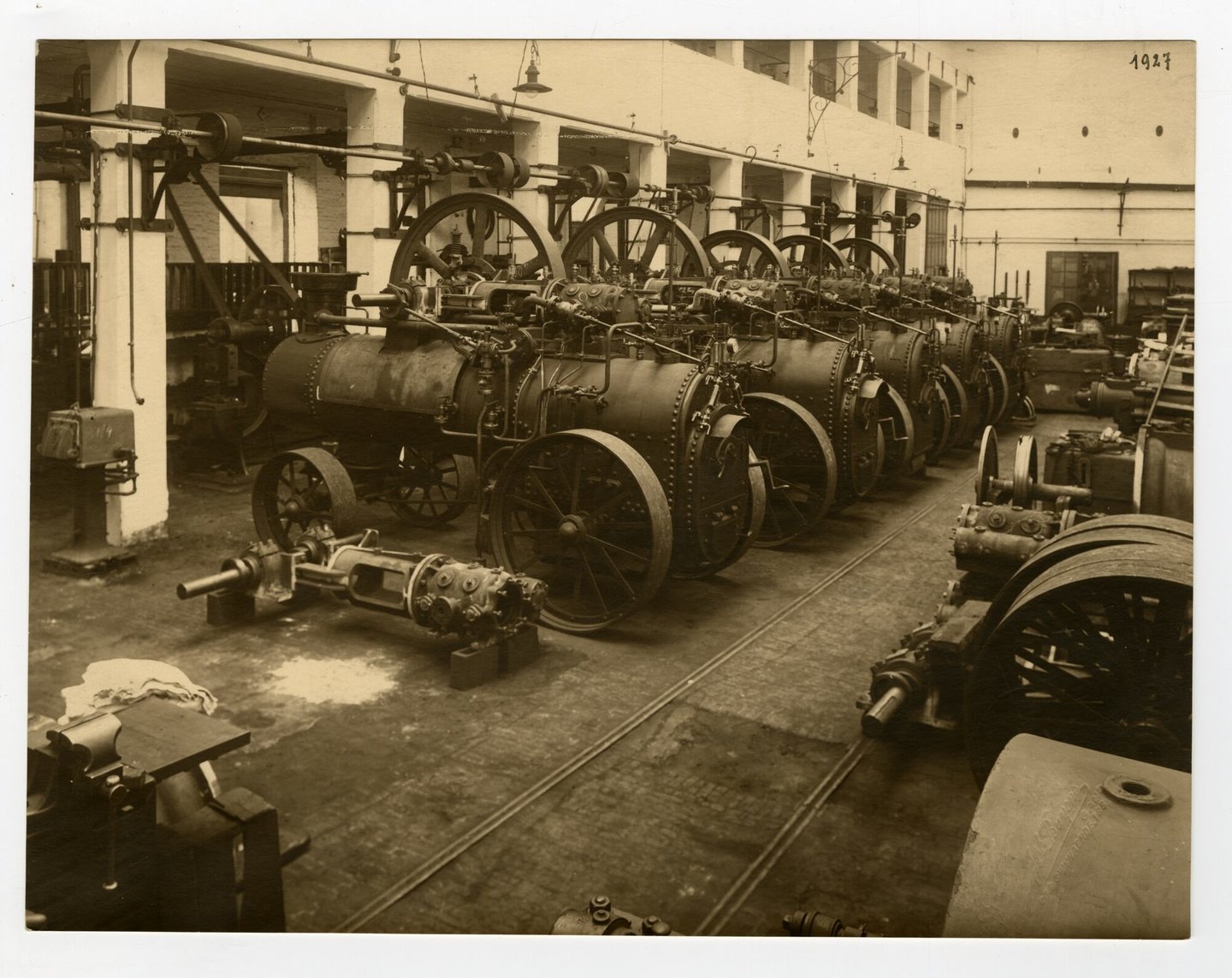 Assemblage van tractiemachines in een montagehal van machinebouwer Van den Kerchove in Gent