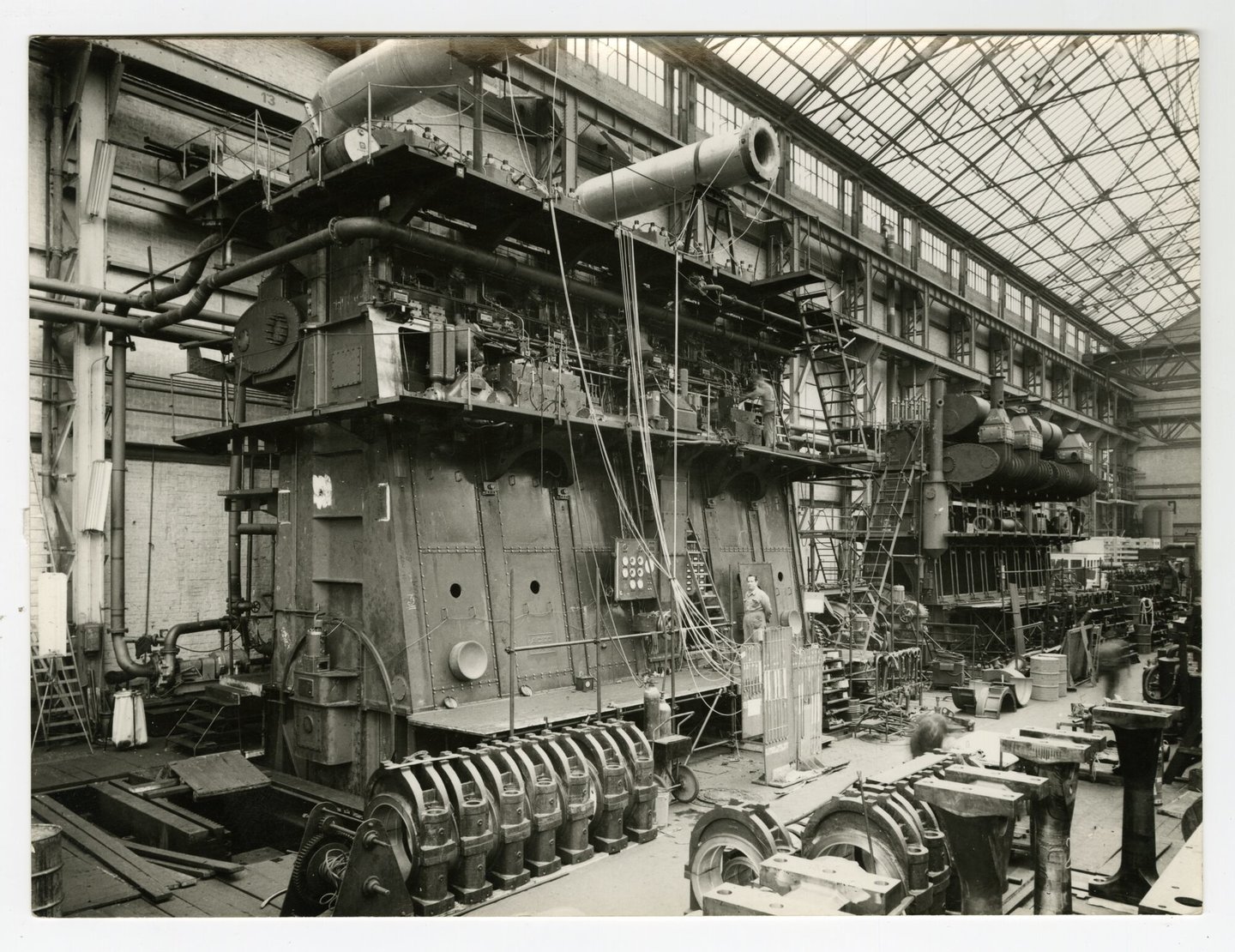 Assemblage van scheepsdiesels in een montagehal van machinebouwer ACEC-MAN in Gent