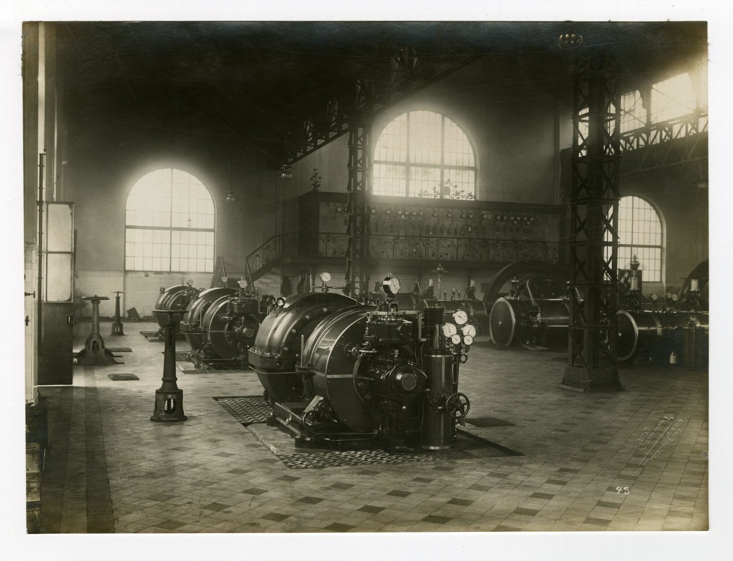 Machinezaal met stoommachines van cokesfabriek Association Coopérative Zélandaise de Carbonisation in Sluiskil (Nederland)