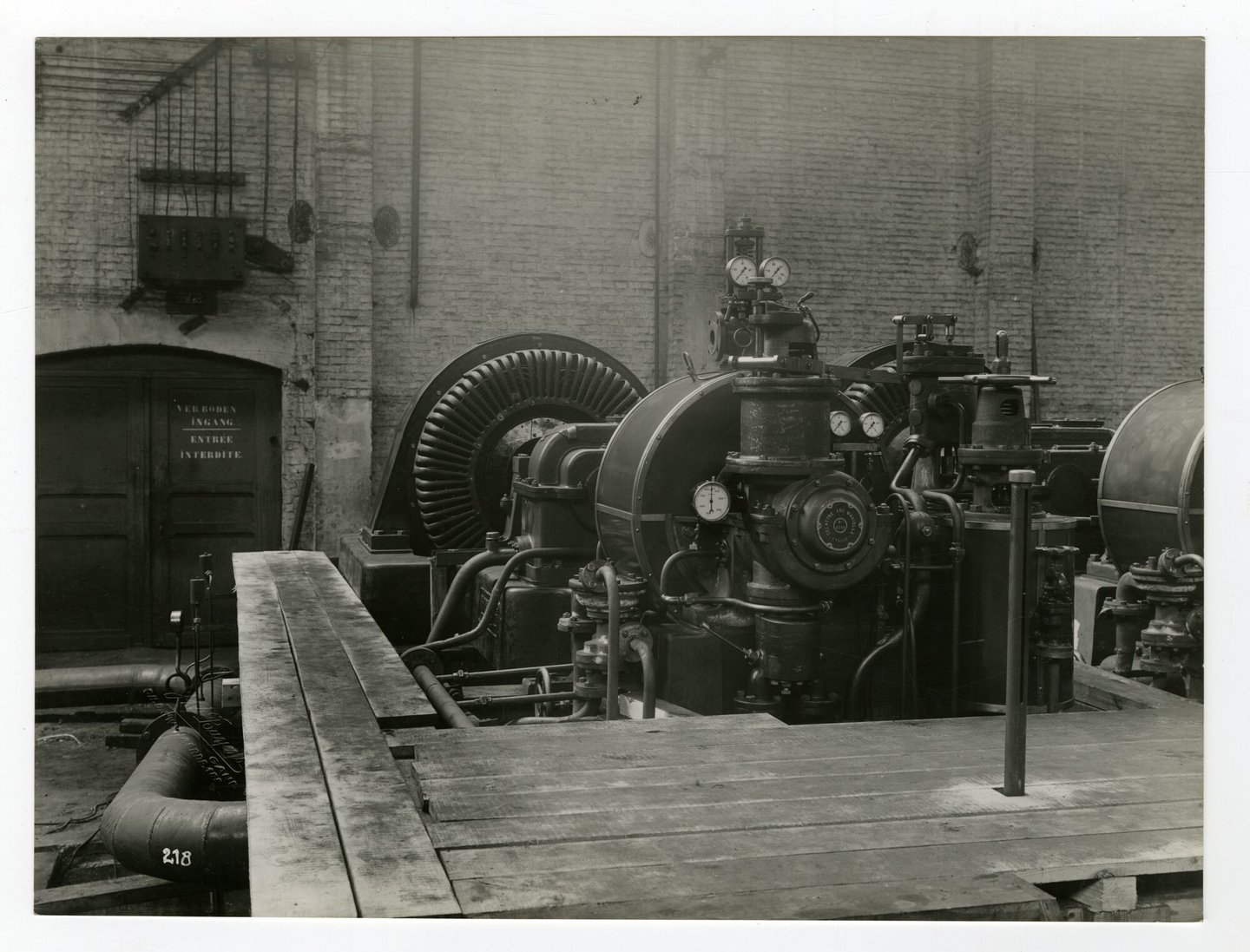 Assemblage van turbogeneratoren in een montagehal van machinebouwer Van den Kerchove in Gent