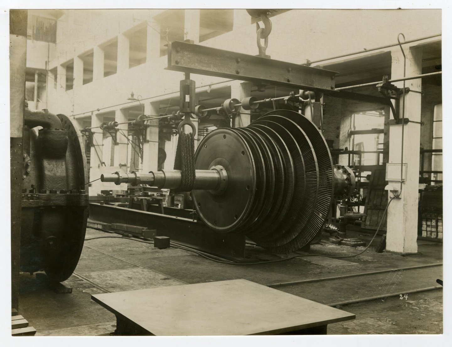 Assemblage van stoomturbine in een montagehal van machinebouwer Van den Kerchove in Gent