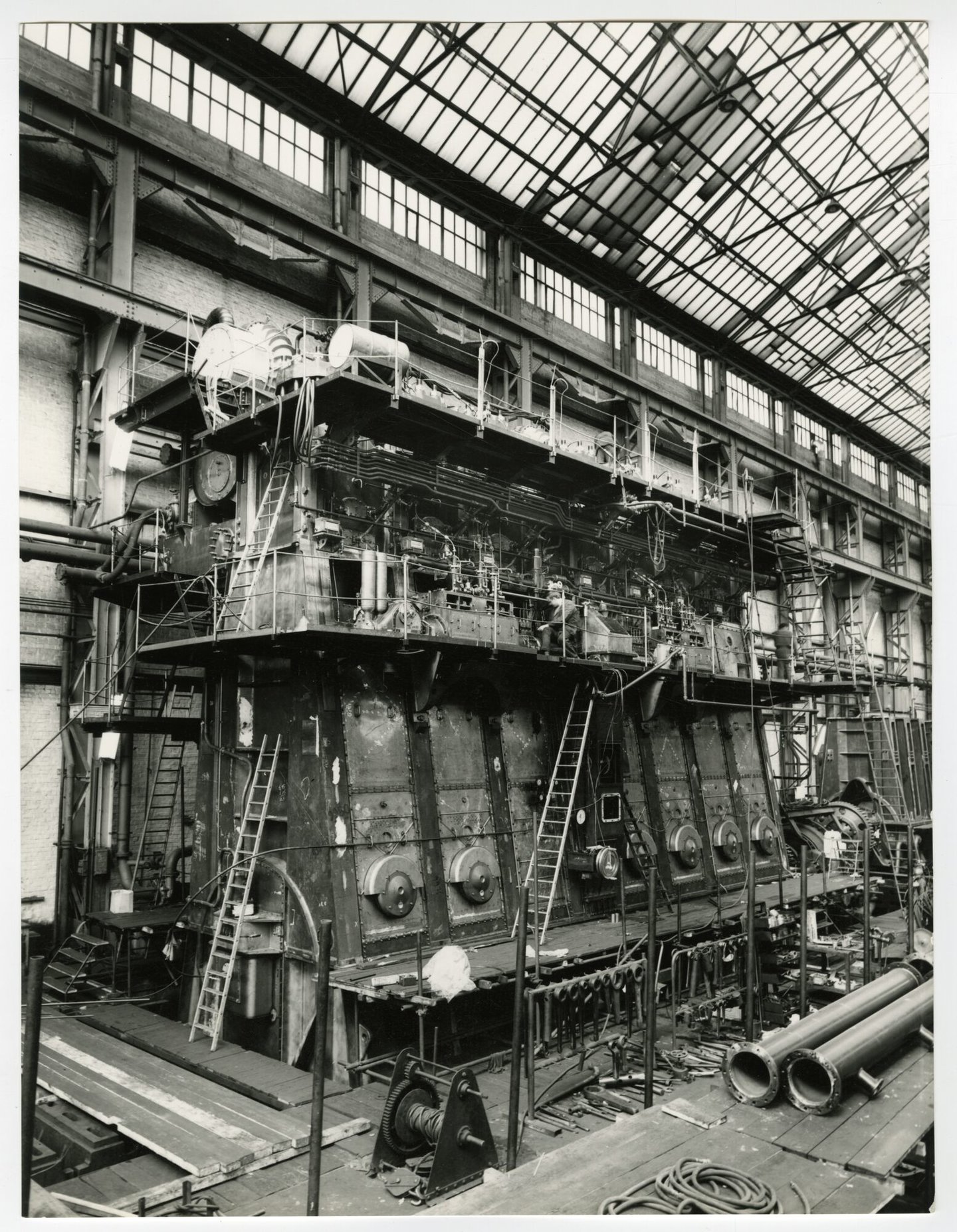 Assemblage van scheepsdiesel in een montagehal van machinebouwer ACEC-MAN in Gent