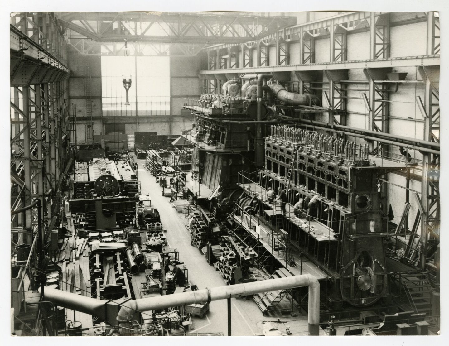 Assemblage van scheepsdiesels in een montagehal van machinebouwer ACEC-MAN in Gent