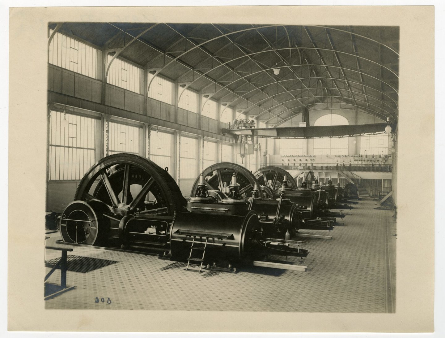 Machinezaal met stoommachines van elektriciteitscentrale van Bordeaux