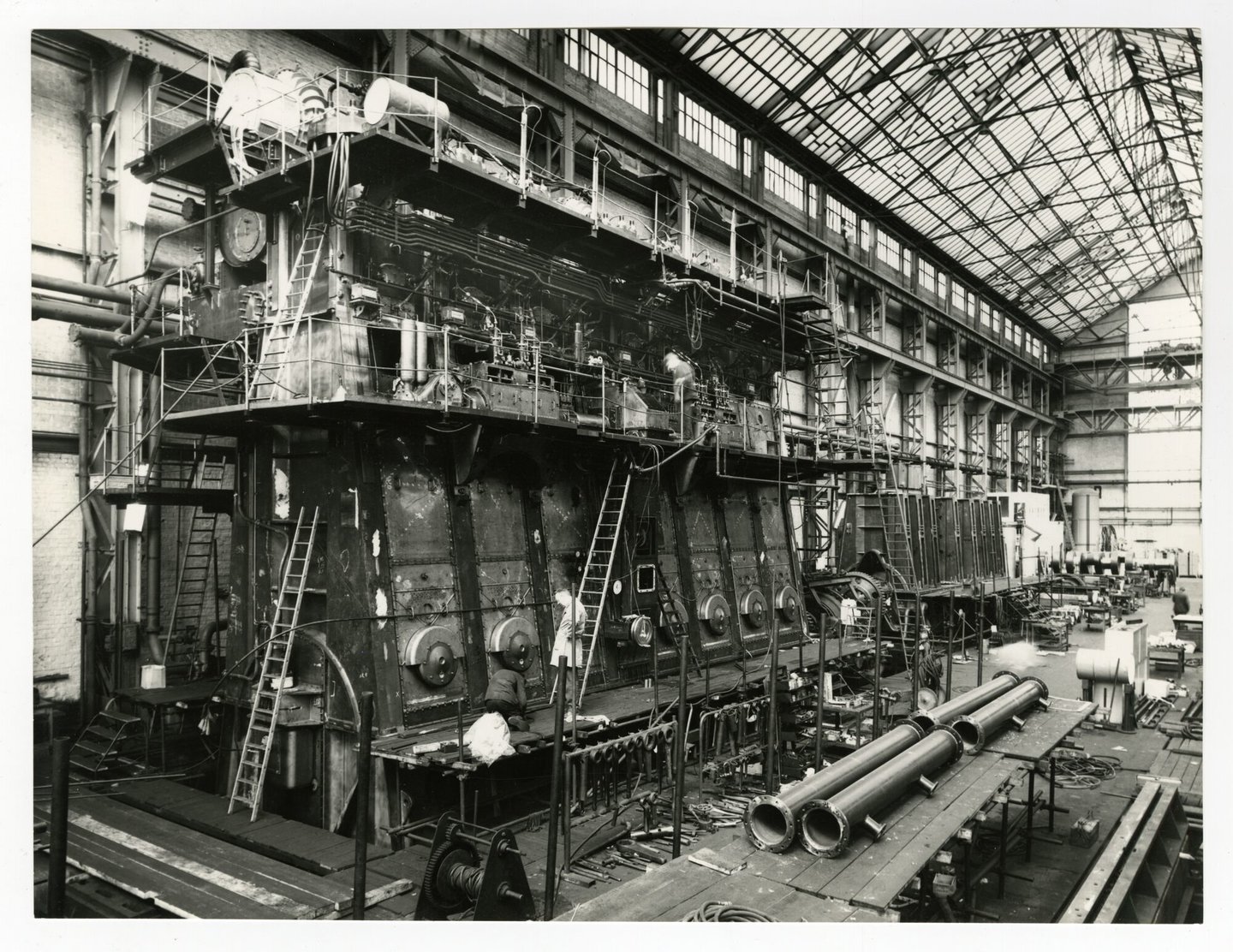 Assemblage van scheepsdiesels in een montagehal van machinebouwer ACEC-MAN in Gent