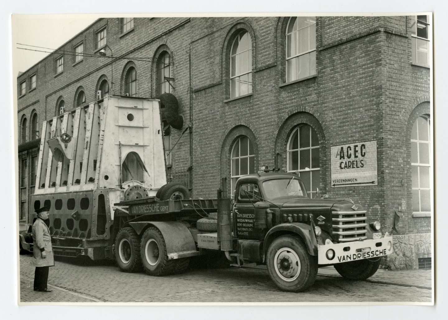 Transport van scheepsdiesels geproduceerd door machinebouwer ACEC-MAN in Gent