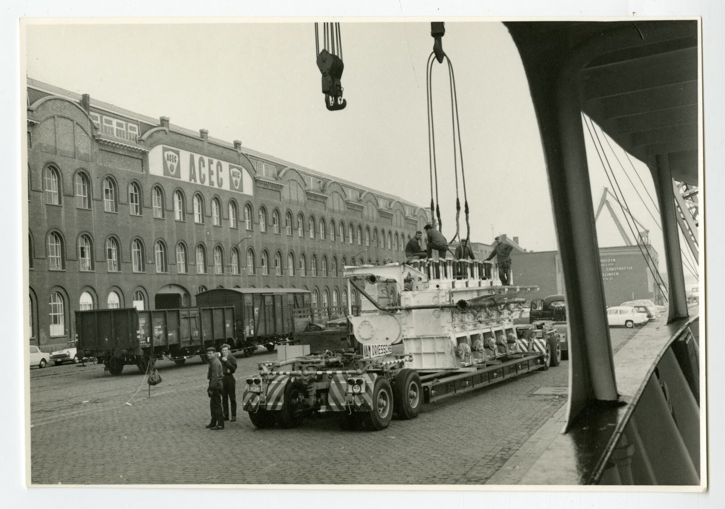 Transport van scheepsdiesels geproduceerd door machinebouwer ACEC-MAN in Gent