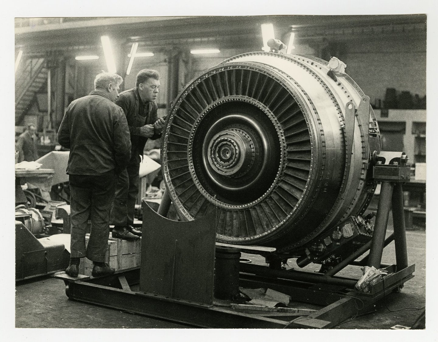 Assemblage van een turbojet gasturbine groep in een montagehal van ACEC in Gent