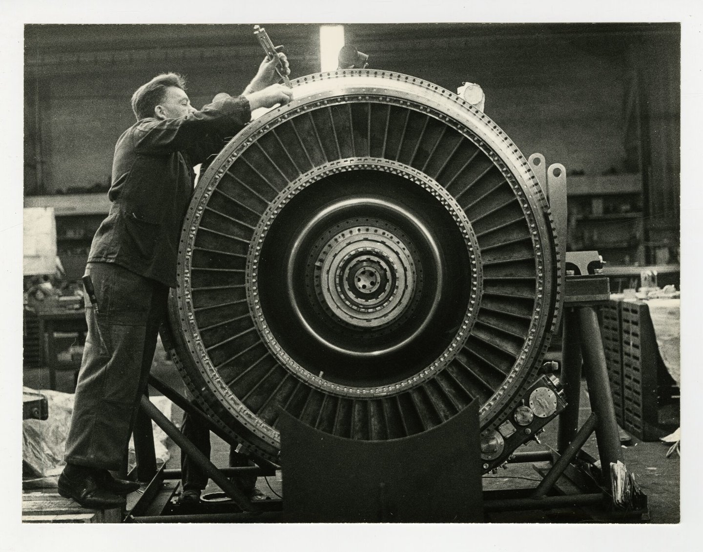 Assemblage van een turbojet gasturbine groep in een montagehal van ACEC in Gent