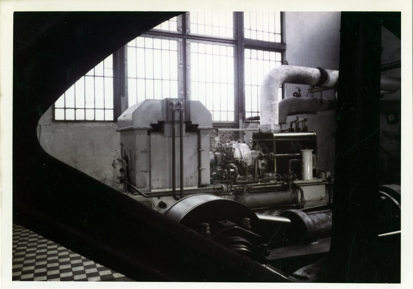 Machinezaal met turbogenerator in fabriek van Tiense Suikerraffinaderij in Genappe