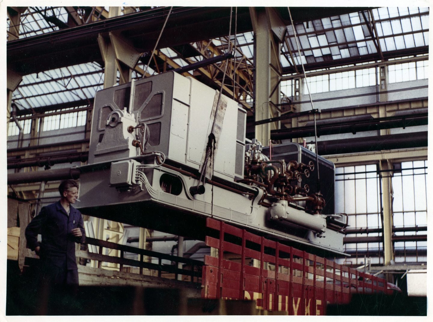 Transport van afgewerkte turbogenerator geproduceerd door machinebouwer ACEC in Gent