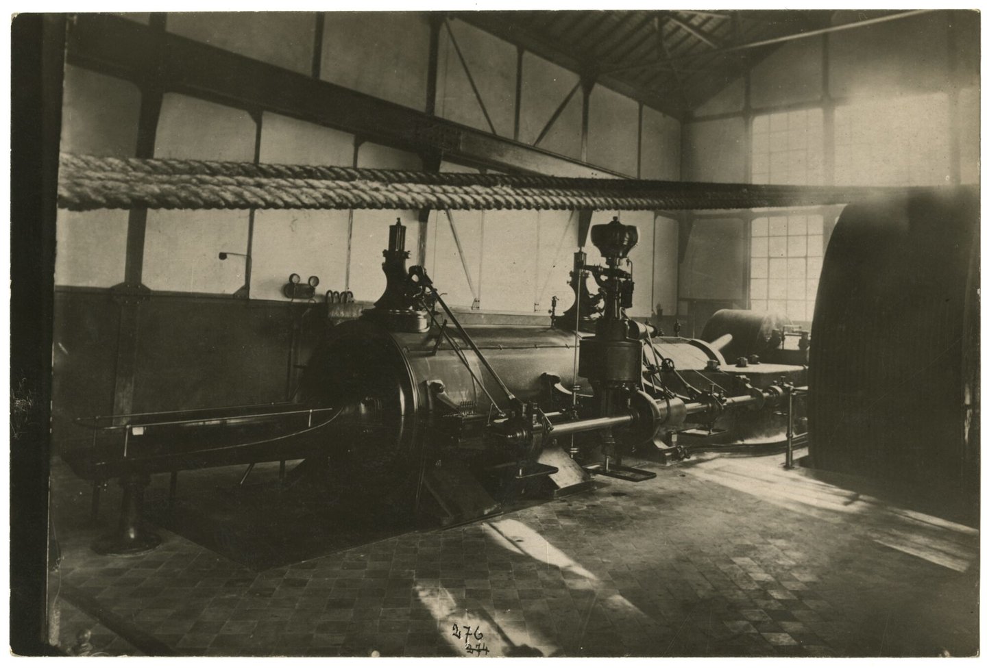 Machinezaal met stoommachine in een fabriek in Thy-le-Château