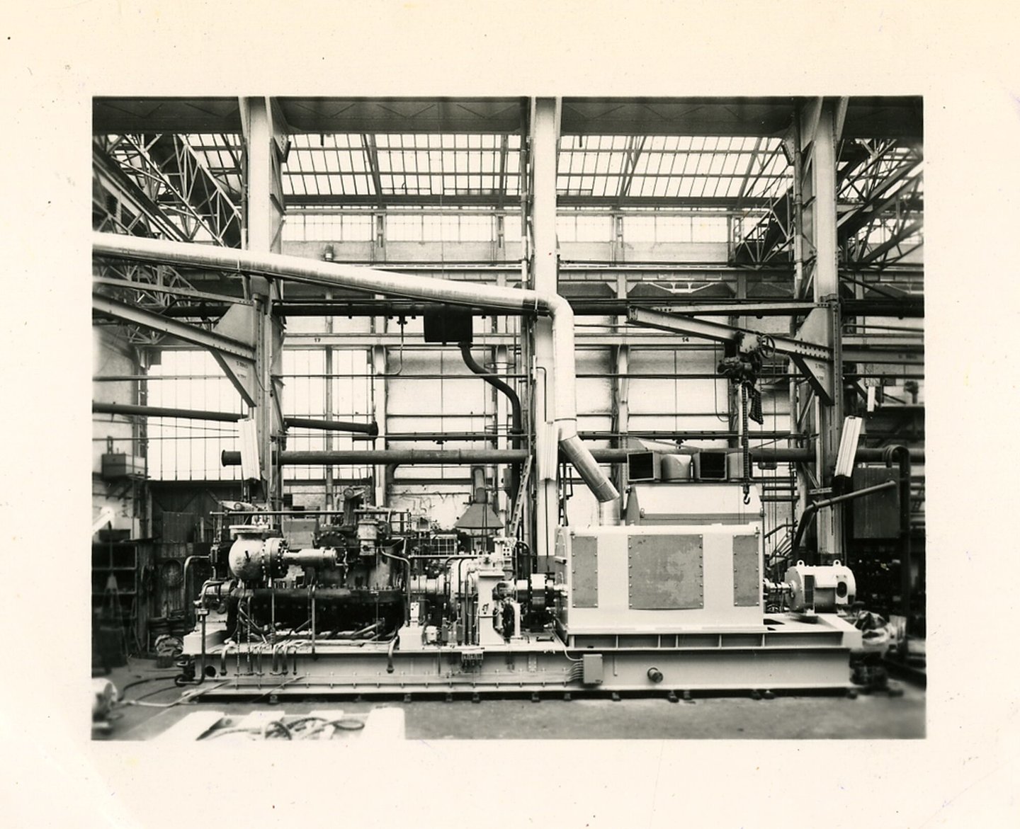 Assemblage van industriële turbogenerator in een montagehal van machinebouwer ACEC in Gent