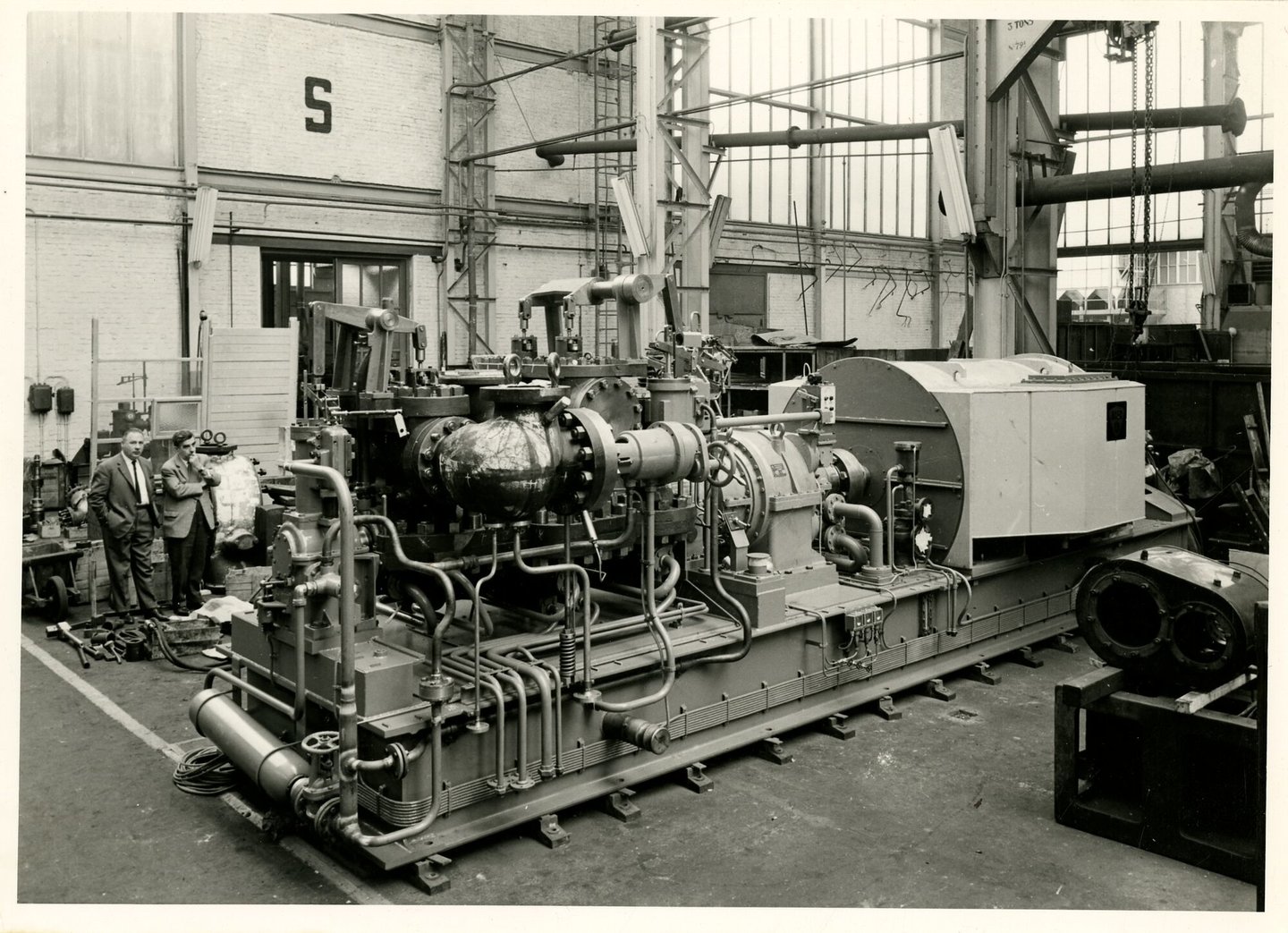 Assemblage van industriële turbogenerator in een montagehal van machinebouwer ACEC in Gent