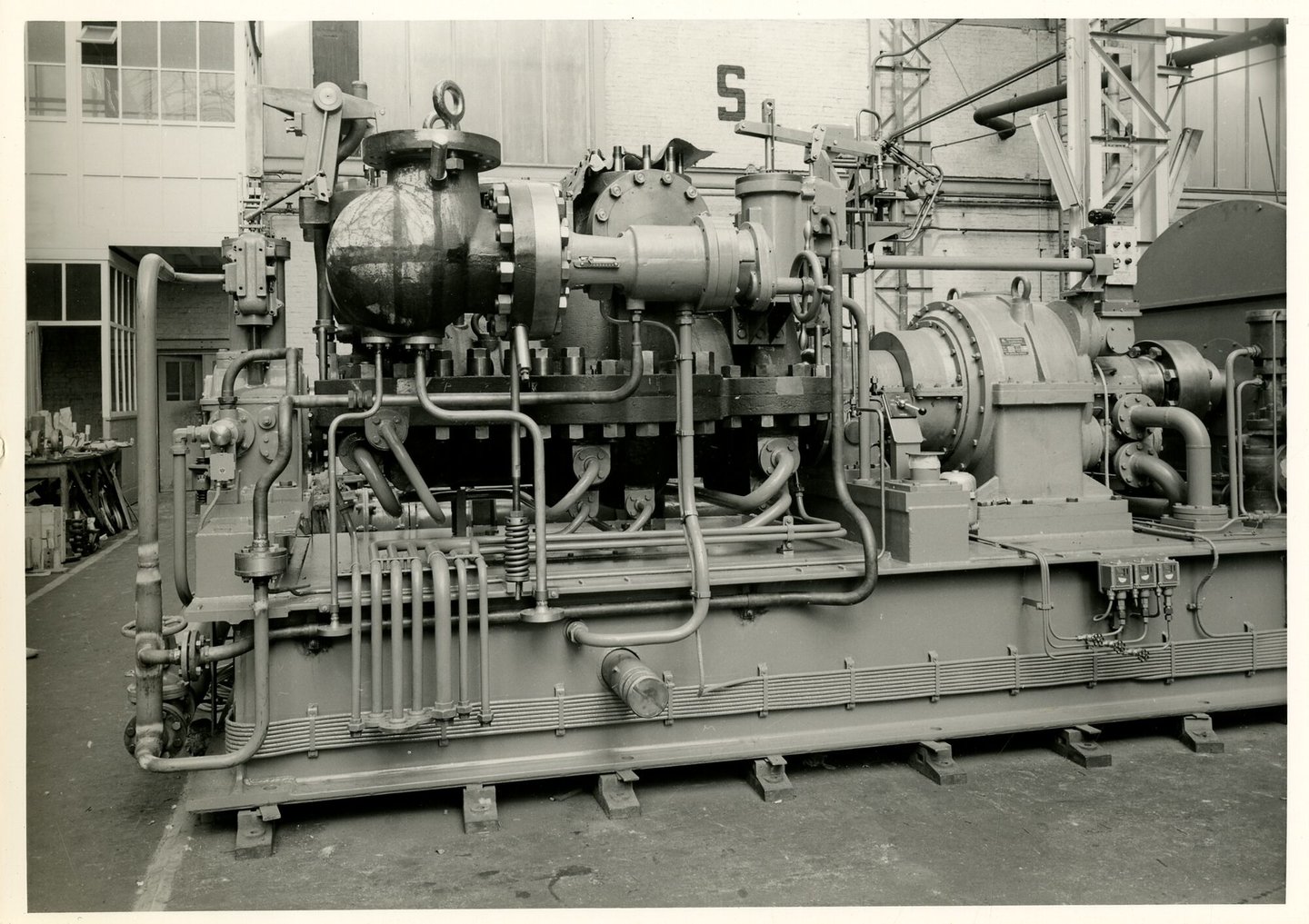 Assemblage van industriële turbogenerator in een montagehal van machinebouwer ACEC in Gent