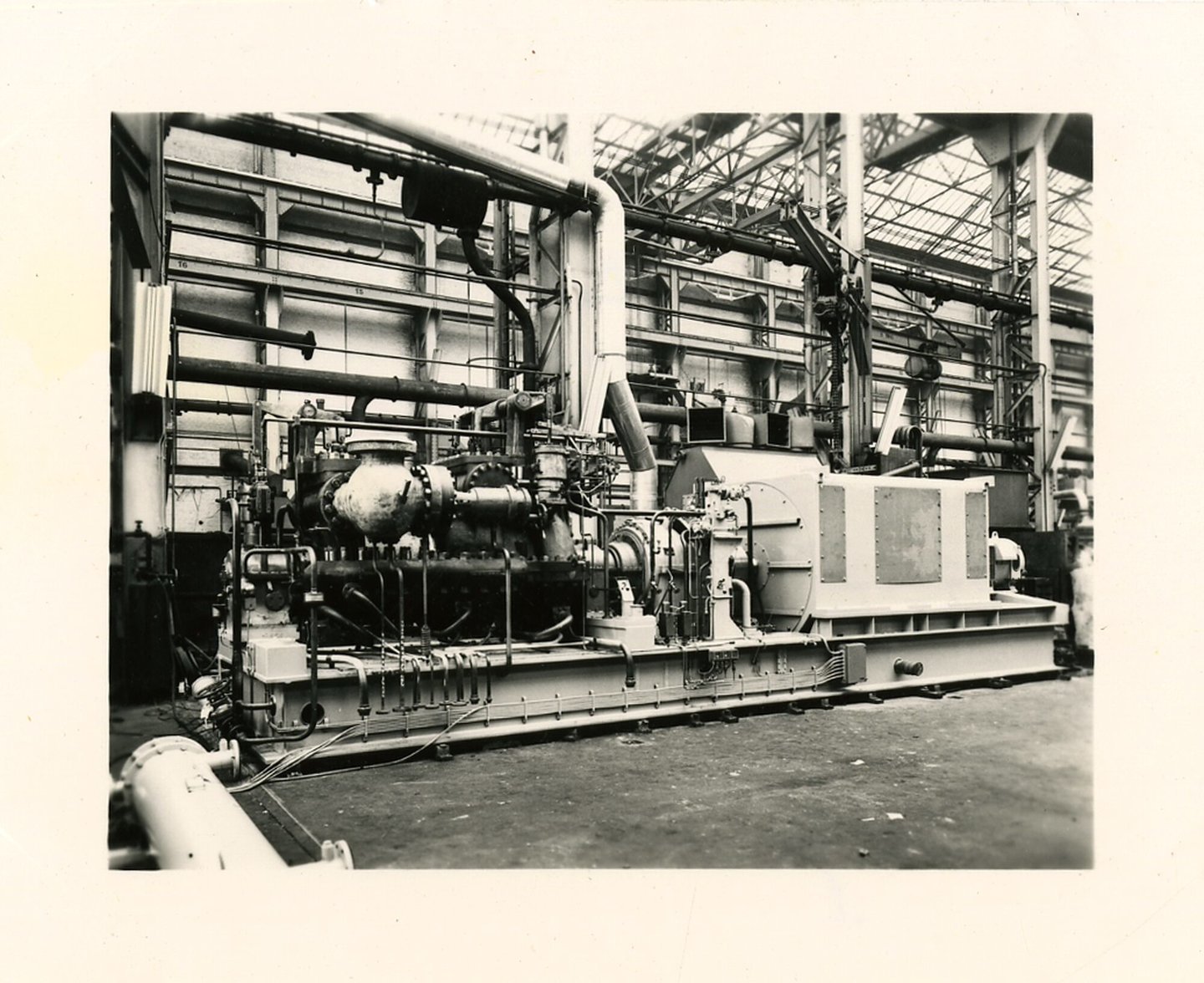 Assemblage van industriële turbogenerator in een montagehal van machinebouwer ACEC in Gent