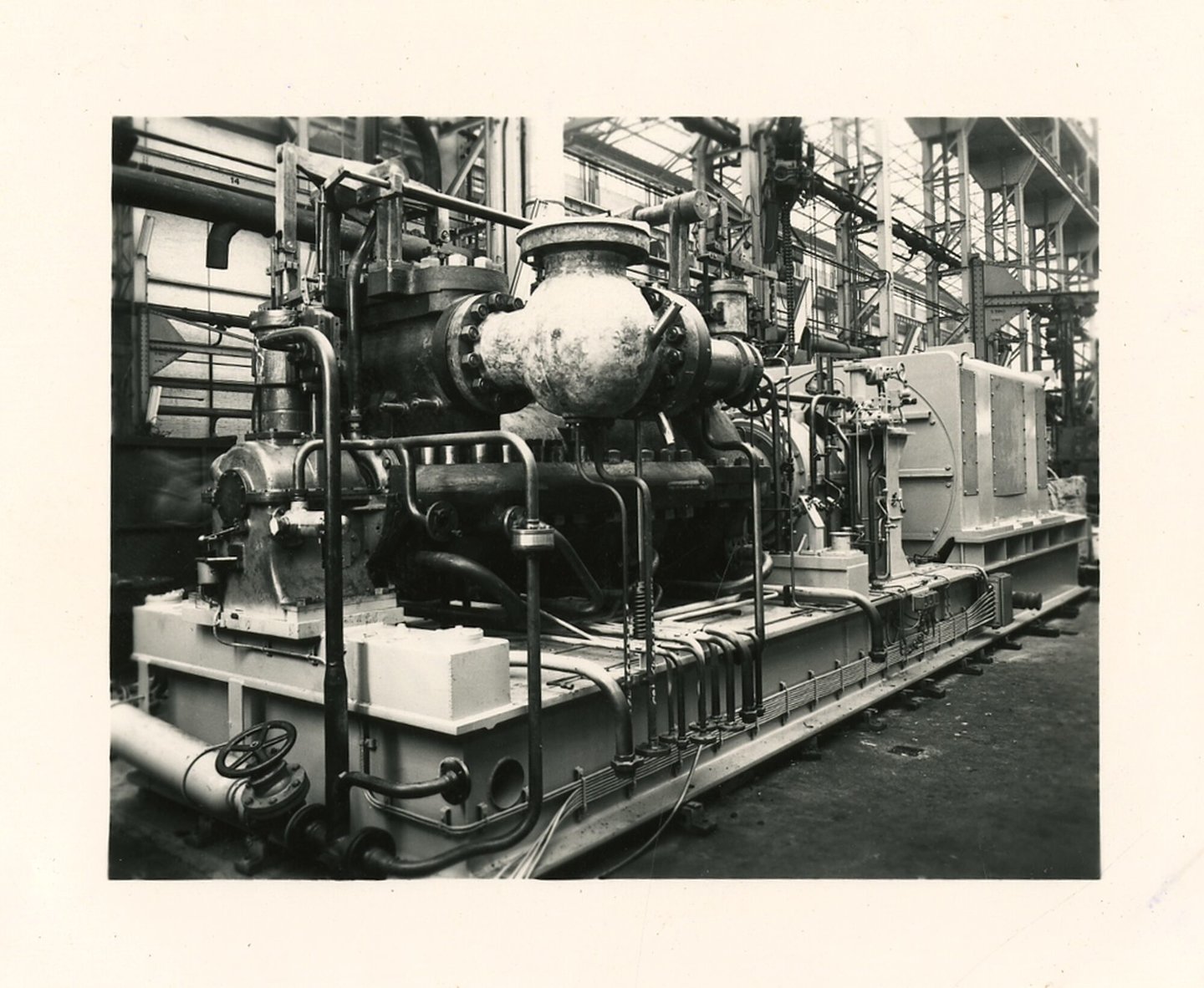 Assemblage van industriële turbogenerator in een montagehal van machinebouwer ACEC in Gent