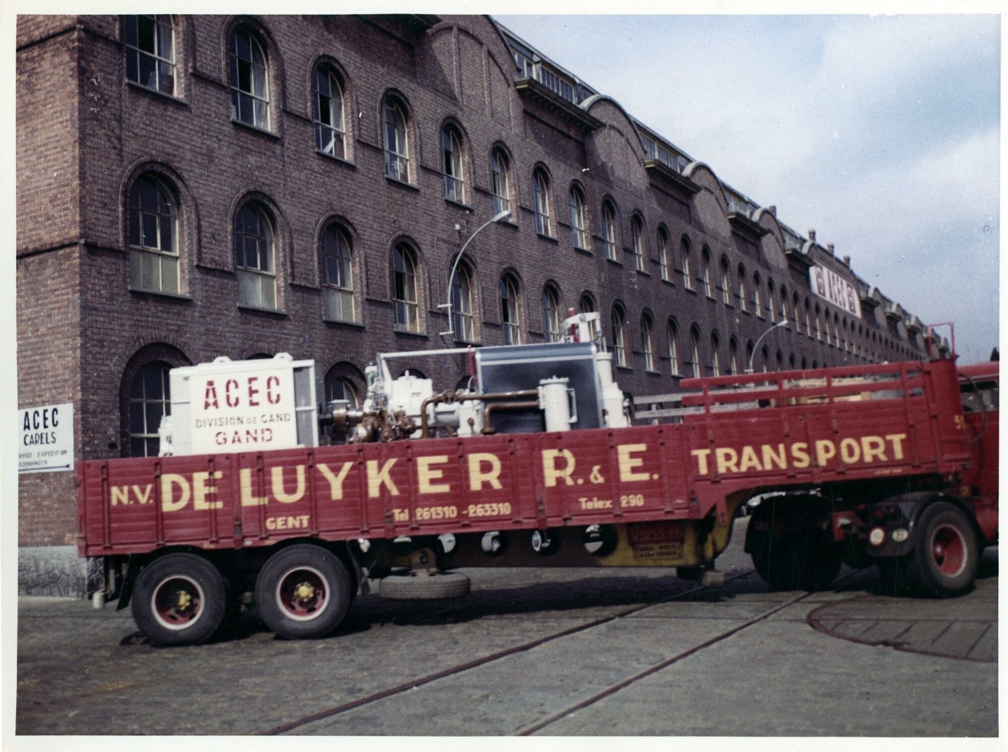 Transport van afgewerkte turbogenerator geproduceerd door machinebouwer ACEC in Gent