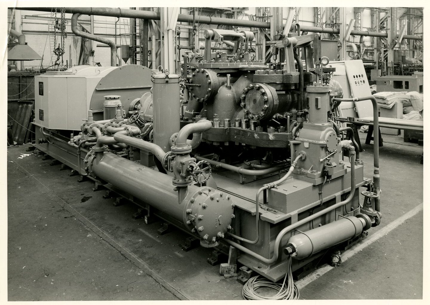 Assemblage van industriële turbogenerator in een montagehal van machinebouwer ACEC in Gent